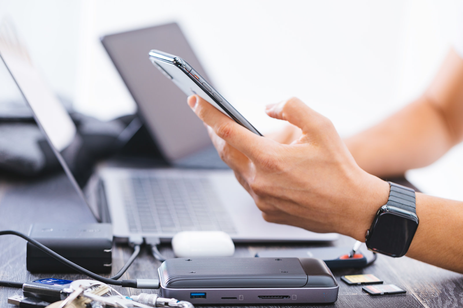 パソコンやスマートフォンでの作業風景